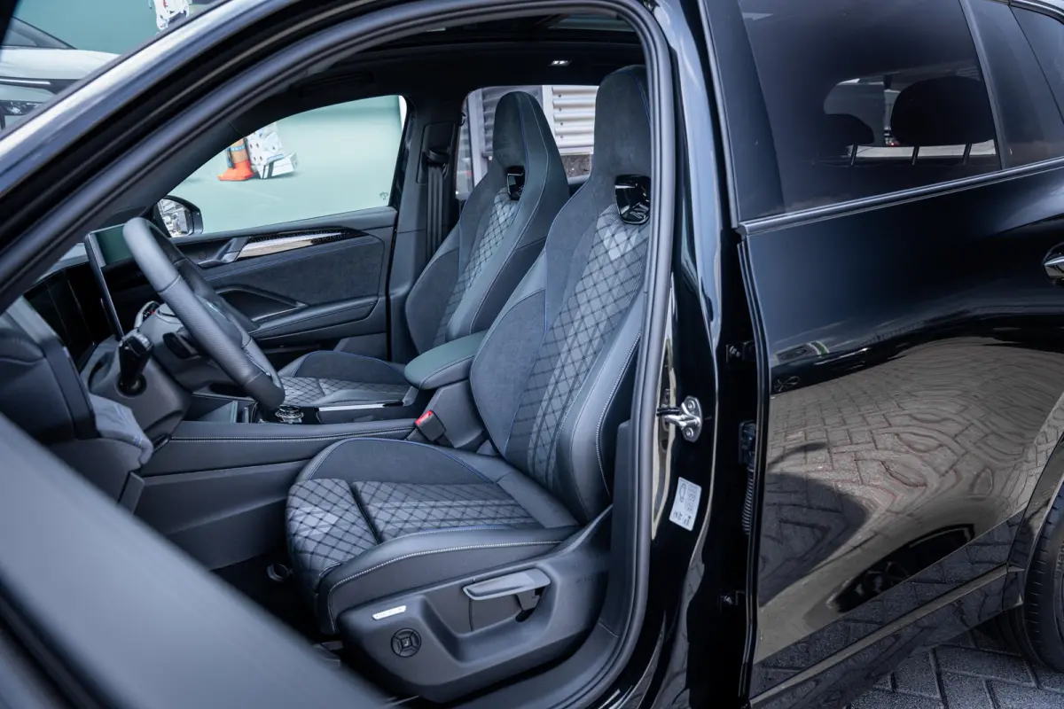 R-Line Edition - eHybrid | 'App-Connect' draadloze smartphone integratie | Automatische afstandsregeling (Adaptive Cruise Control) | Diefstalalarm