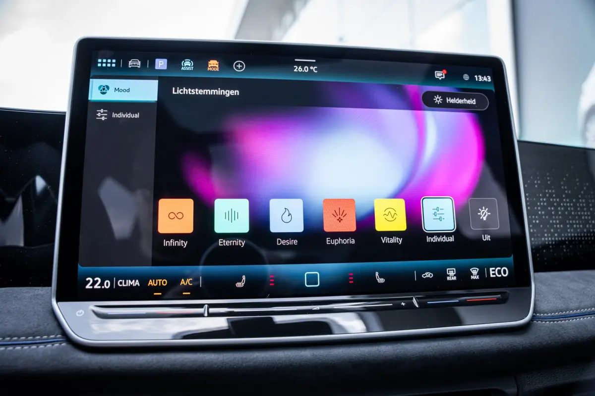 R-Line Edition - eHybrid | 'App-Connect' draadloze smartphone integratie | Automatische afstandsregeling (Adaptive Cruise Control) | Diefstalalarm