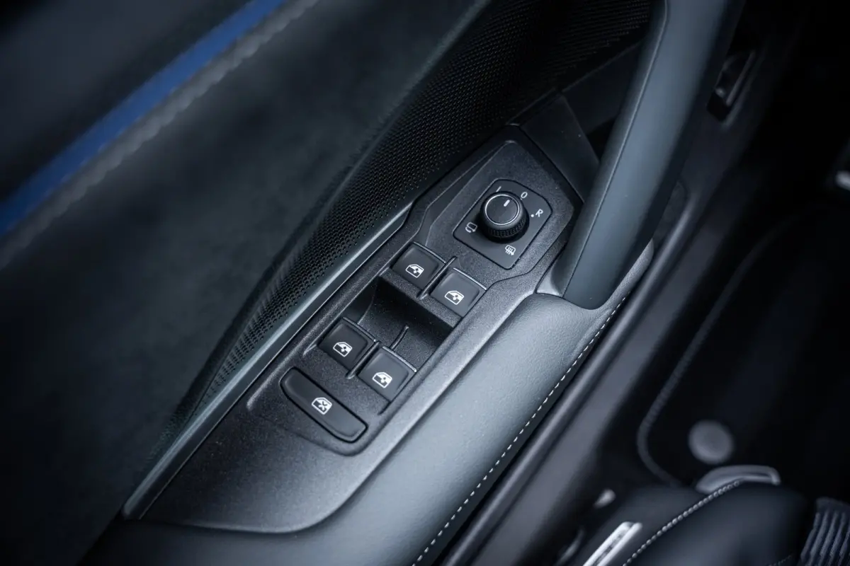 R-Line Edition - eHybrid | 'App-Connect' draadloze smartphone integratie | Automatische afstandsregeling (Adaptive Cruise Control) | Diefstalalarm