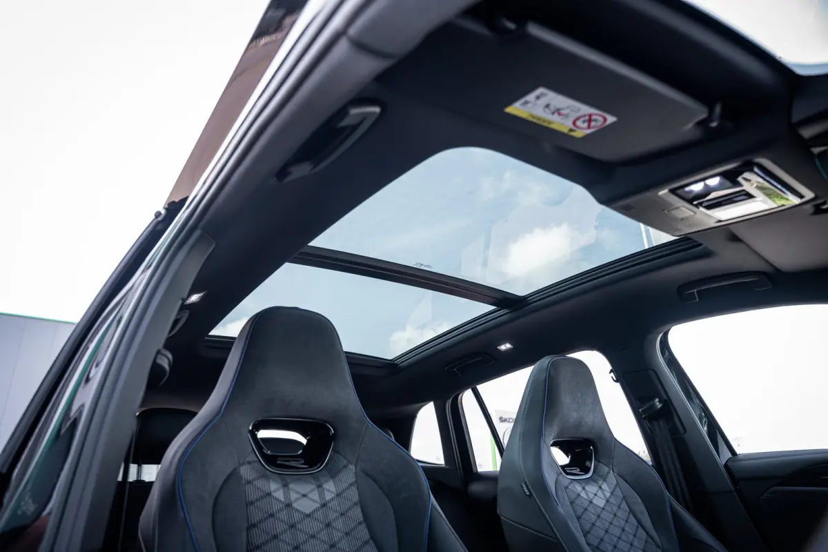 R-Line Edition - eHybrid | 'App-Connect' draadloze smartphone integratie | Automatische afstandsregeling (Adaptive Cruise Control) | Diefstalalarm