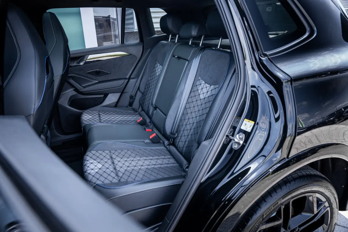 R-Line Edition - eHybrid | 'App-Connect' draadloze smartphone integratie | Automatische afstandsregeling (Adaptive Cruise Control) | Diefstalalarm