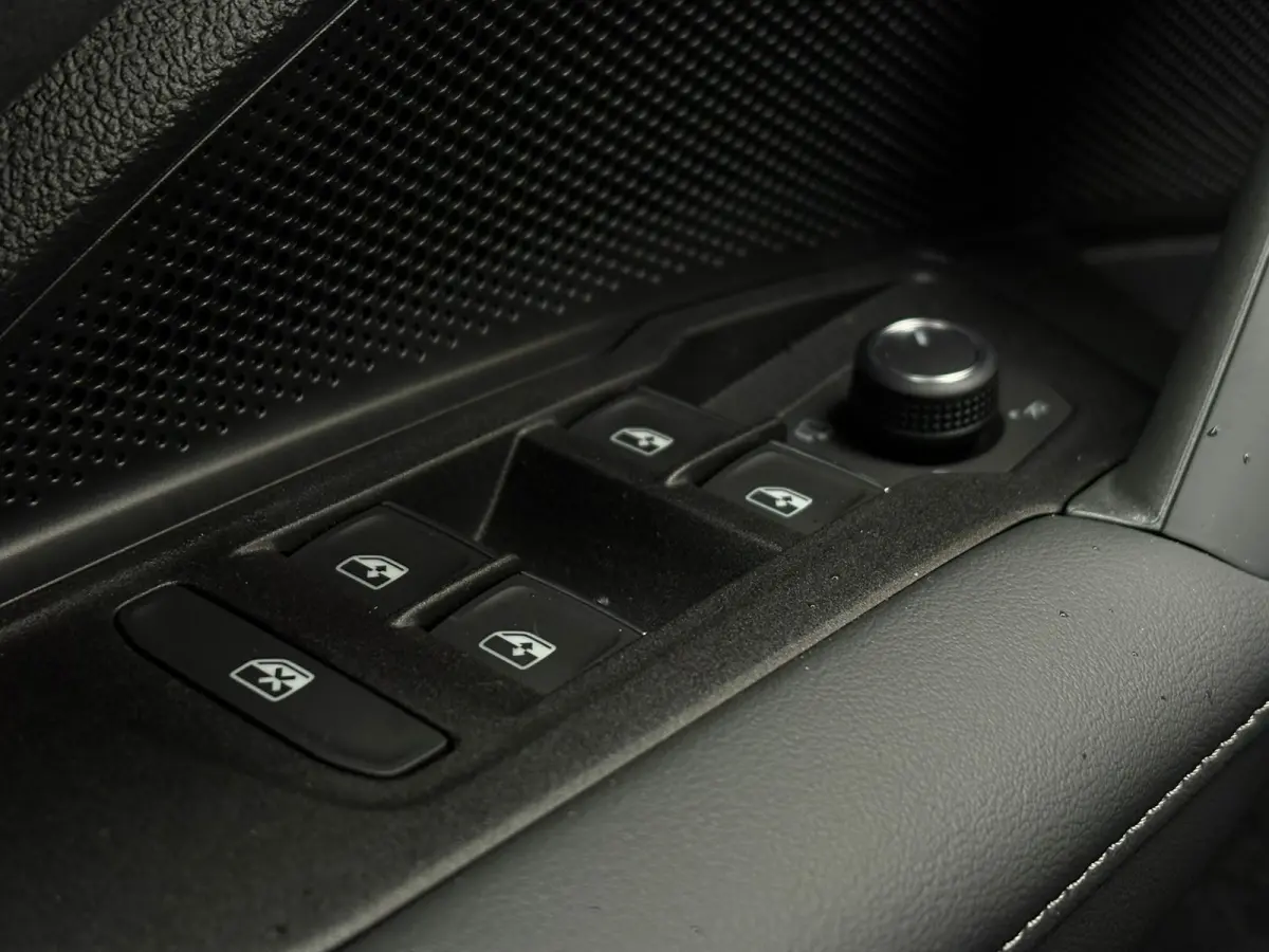 R-Line Edition - eHybrid | 'App-Connect' draadloze smartphone integratie | Automatische afstandsregeling (Adaptive Cruise Control) | Diefstalalarm