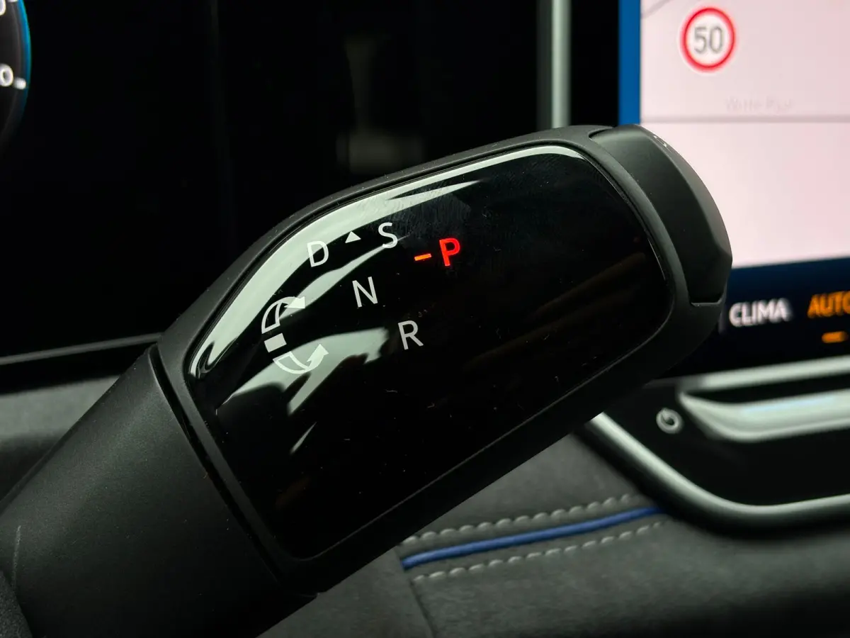 R-Line Edition - eHybrid | 'App-Connect' draadloze smartphone integratie | Automatische afstandsregeling (Adaptive Cruise Control) | Diefstalalarm