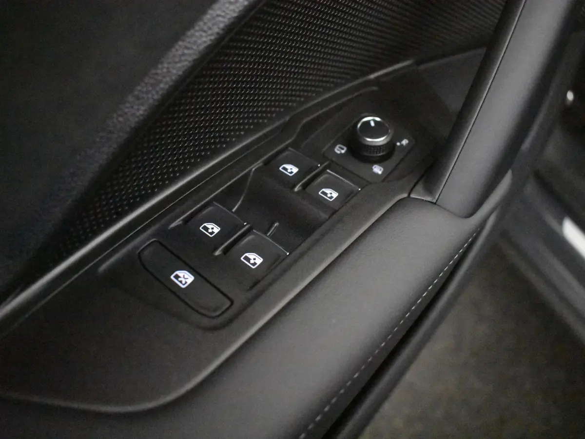 R-Line Edition - eHybrid | 'App-Connect' draadloze smartphone integratie | Automatische afstandsregeling (Adaptive Cruise Control) | Diefstalalarm