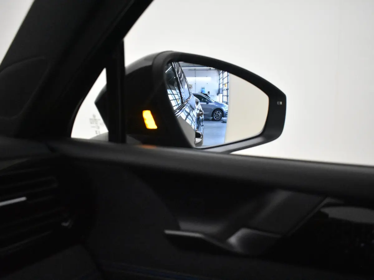 R-Line Edition - eHybrid | 'App-Connect' draadloze smartphone integratie | Automatische afstandsregeling (Adaptive Cruise Control) | Diefstalalarm