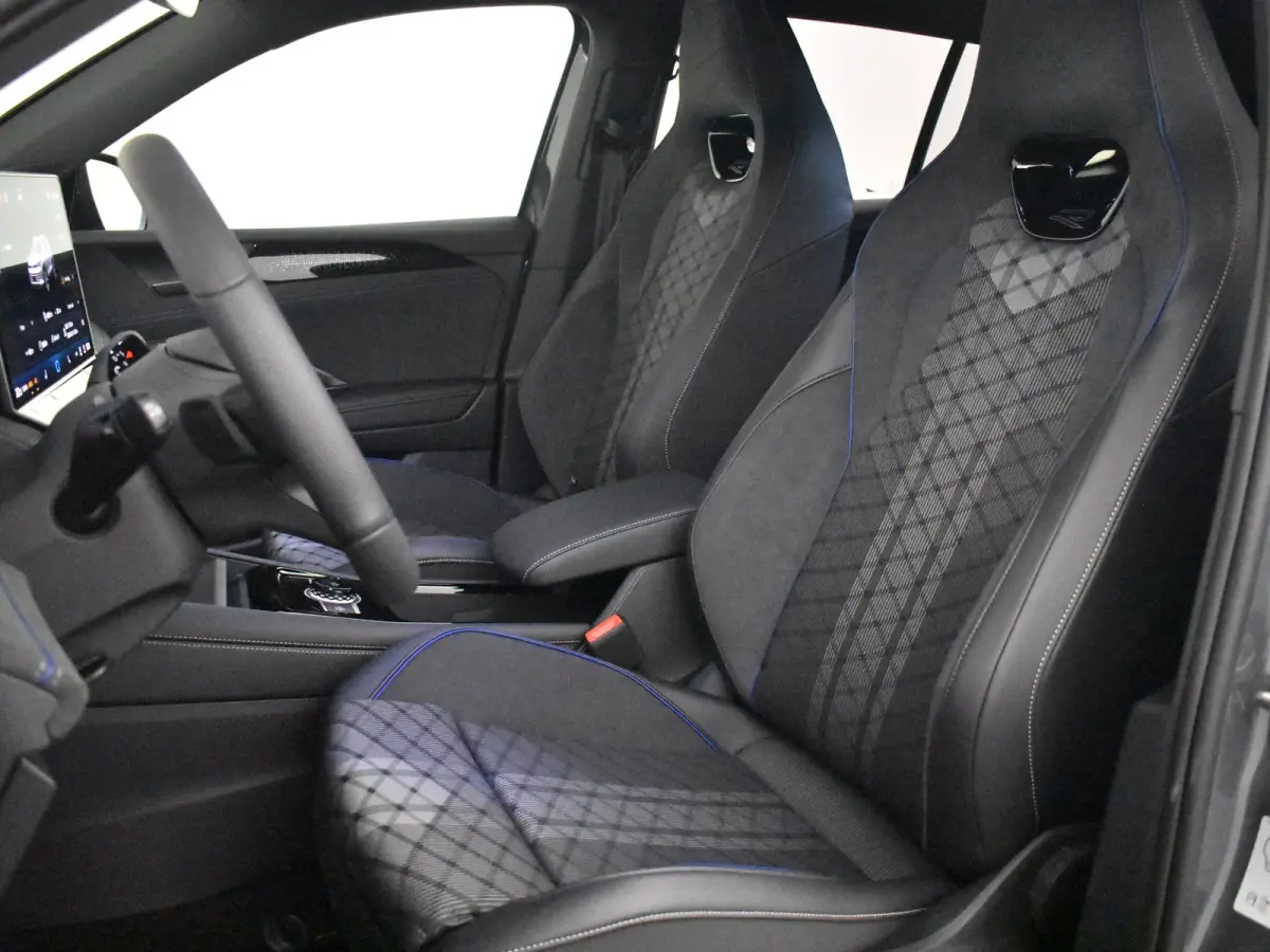 R-Line Edition - eHybrid | 'App-Connect' draadloze smartphone integratie | Automatische afstandsregeling (Adaptive Cruise Control) | Diefstalalarm