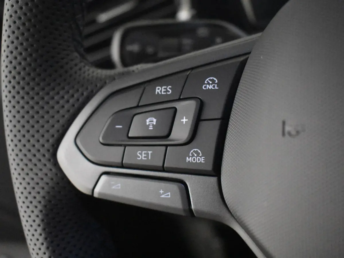 R-Line Edition - eHybrid | 'App-Connect' draadloze smartphone integratie | Automatische afstandsregeling (Adaptive Cruise Control) | Diefstalalarm