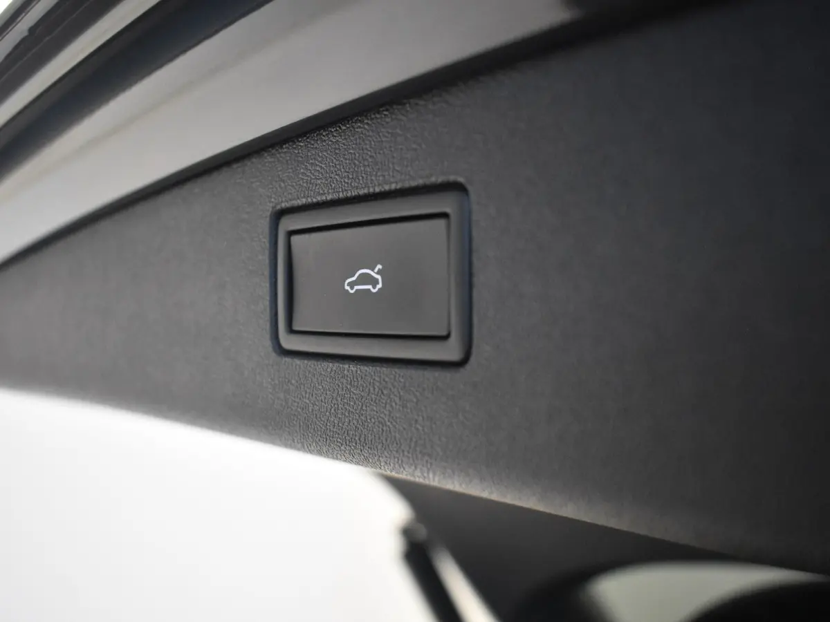 R-Line Edition - eHybrid | 'App-Connect' draadloze smartphone integratie | Automatische afstandsregeling (Adaptive Cruise Control) | Diefstalalarm