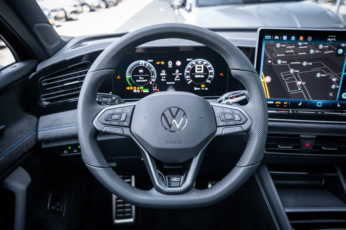R-Line Edition - eHybrid | 'App-Connect' draadloze smartphone integratie | Automatische afstandsregeling (Adaptive Cruise Control) | Diefstalalarm