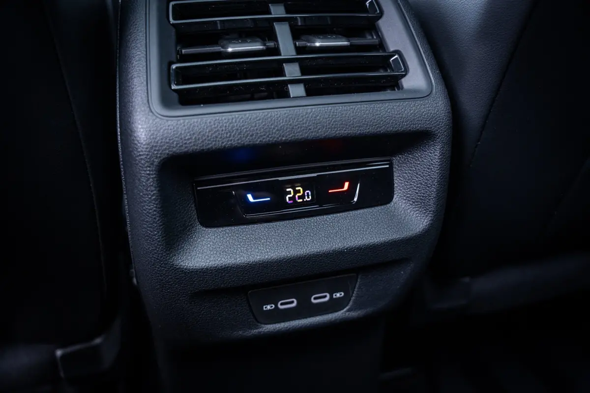 R-Line Edition - eHybrid | 'App-Connect' draadloze smartphone integratie | Automatische afstandsregeling (Adaptive Cruise Control) | Diefstalalarm