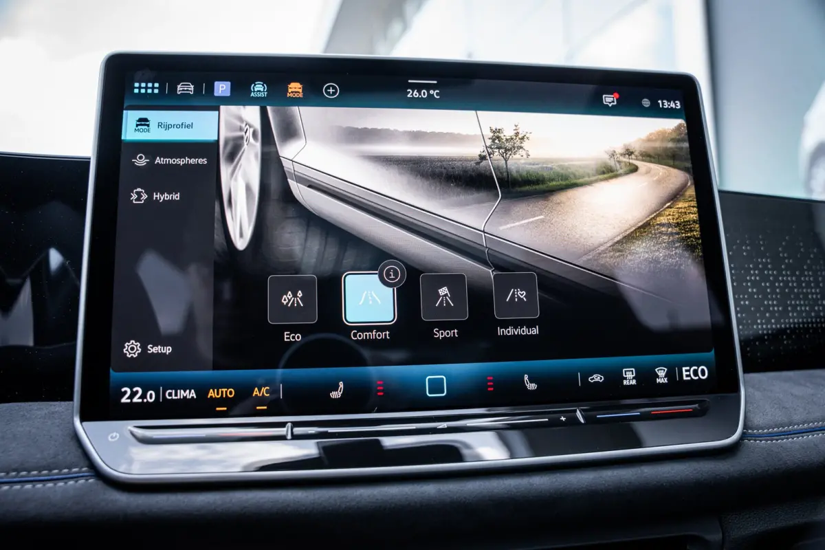 R-Line Edition - eHybrid | 'App-Connect' draadloze smartphone integratie | Automatische afstandsregeling (Adaptive Cruise Control) | Diefstalalarm