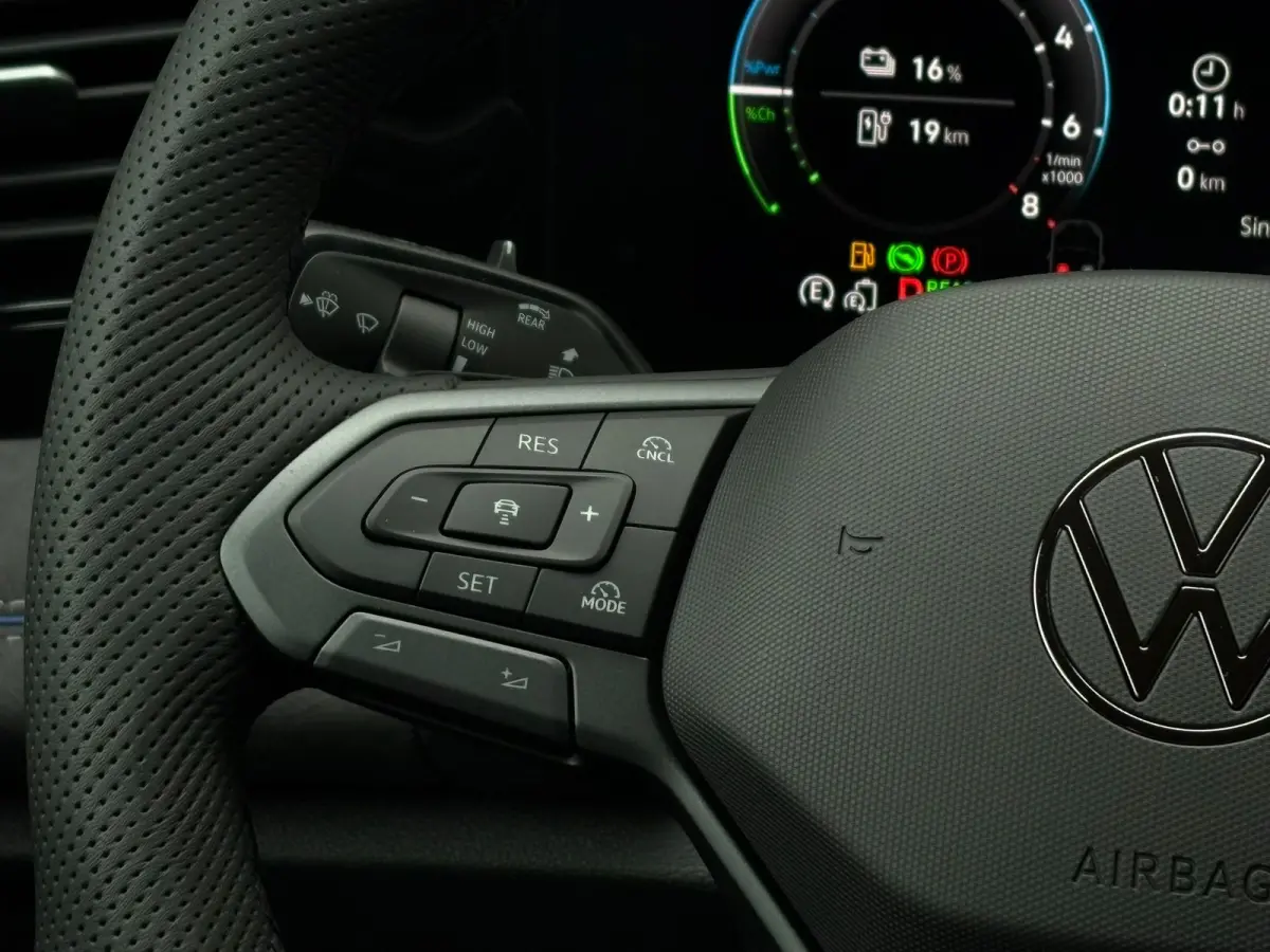 R-Line Edition - eHybrid | 'App-Connect' draadloze smartphone integratie | Automatische afstandsregeling (Adaptive Cruise Control) | Diefstalalarm
