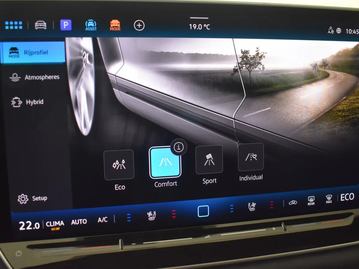 R-Line Edition - eHybrid | 'App-Connect' draadloze smartphone integratie | Automatische afstandsregeling (Adaptive Cruise Control) | Diefstalalarm