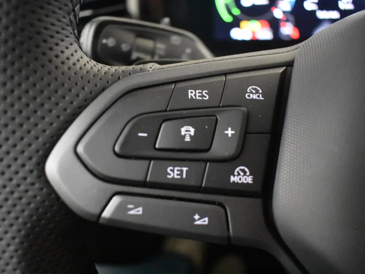 R-Line Edition - eHybrid | 'App-Connect' draadloze smartphone integratie | Automatische afstandsregeling (Adaptive Cruise Control) | Diefstalalarm