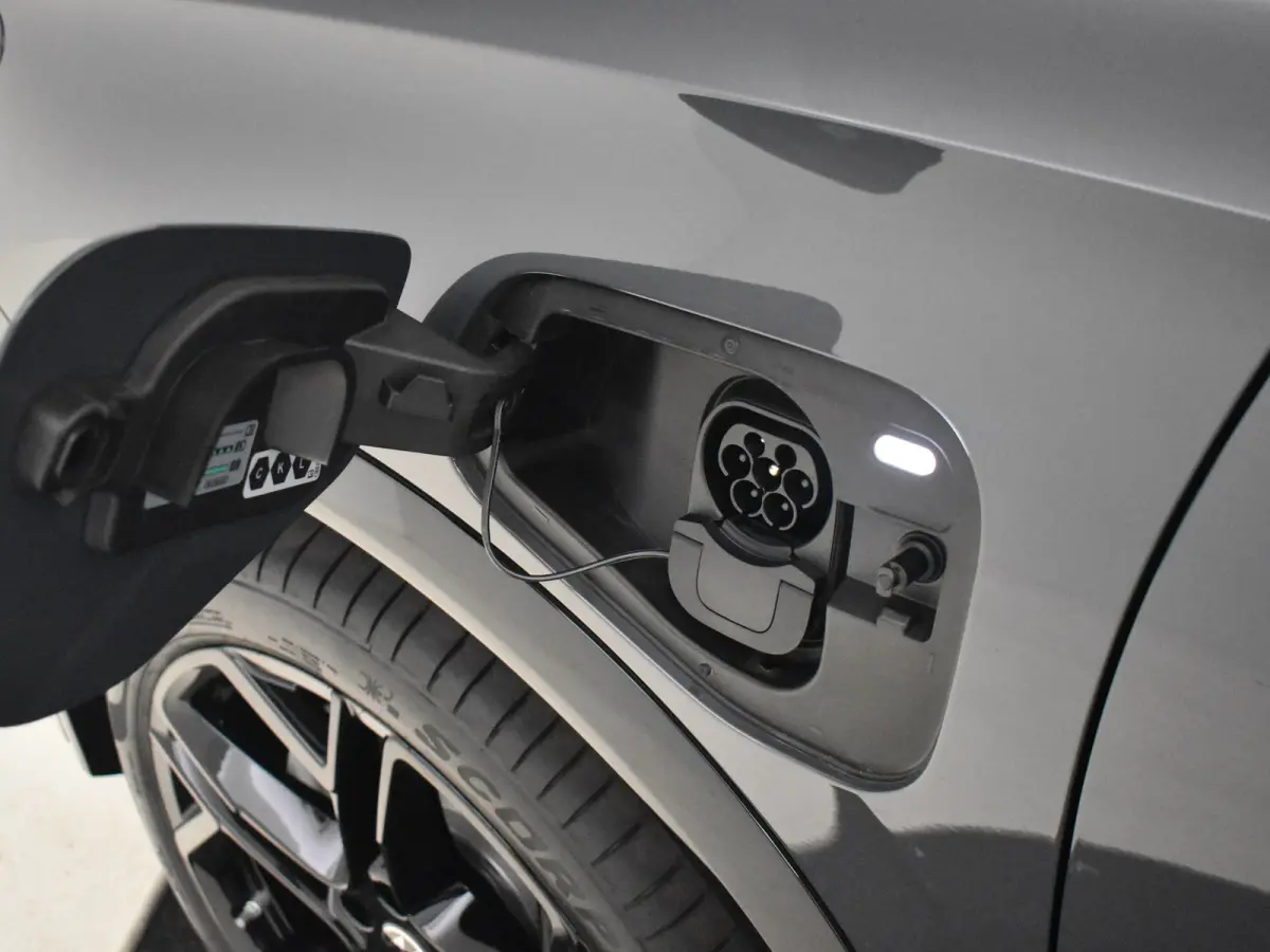 R-Line Edition - eHybrid | 'App-Connect' draadloze smartphone integratie | Automatische afstandsregeling (Adaptive Cruise Control) | Diefstalalarm