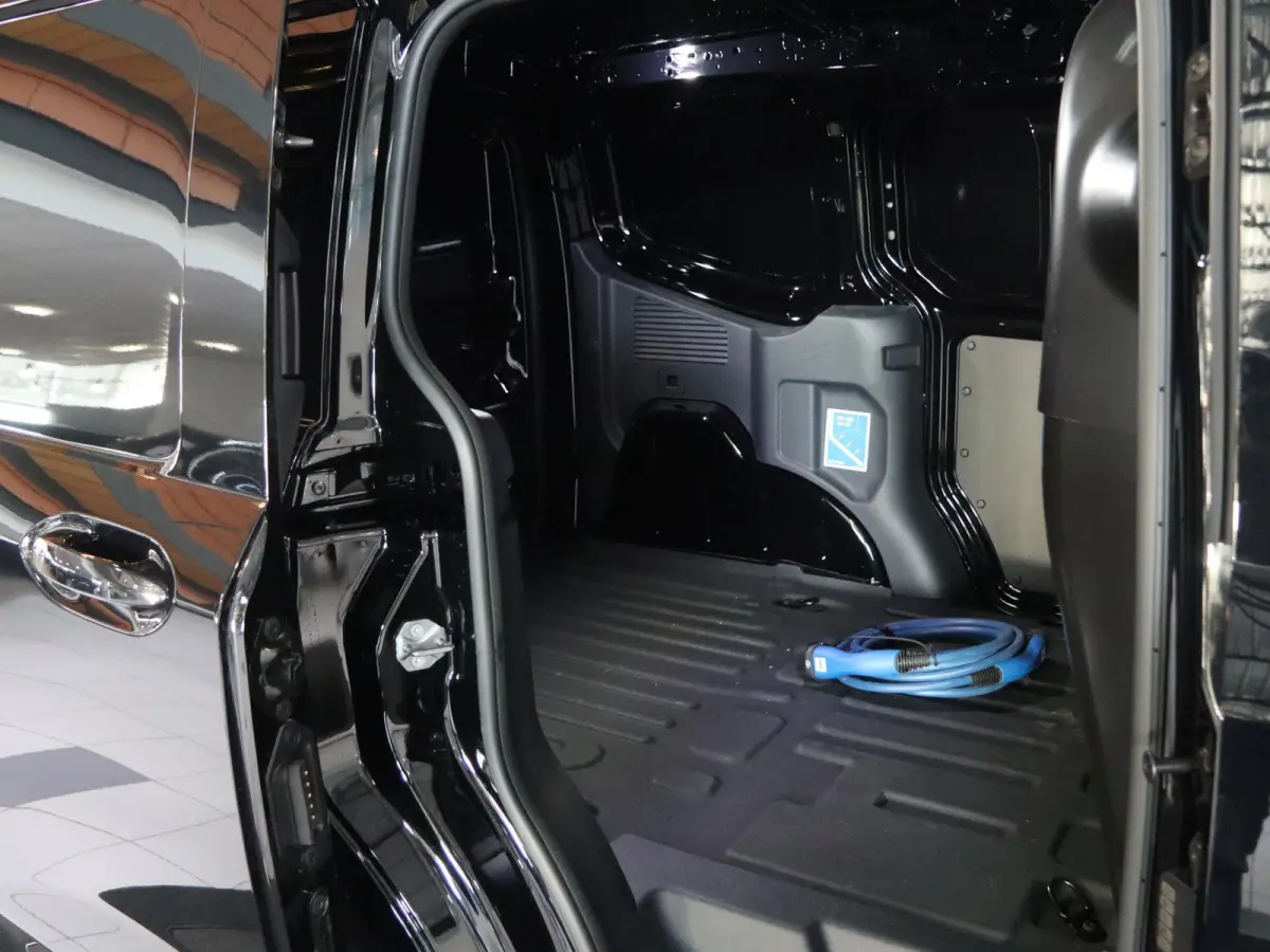 Trend 46 kWh PARKEERSENSOREN V+A, CARPLAY, CRUISE CONTROL, ACHTERUITRIJ CAMERA, 16'' RESERVEWIEL, LED LAADRUIMTEVERLICHTING , LAADVLOERBESCHERMING, RUBBER , TREKHAAK