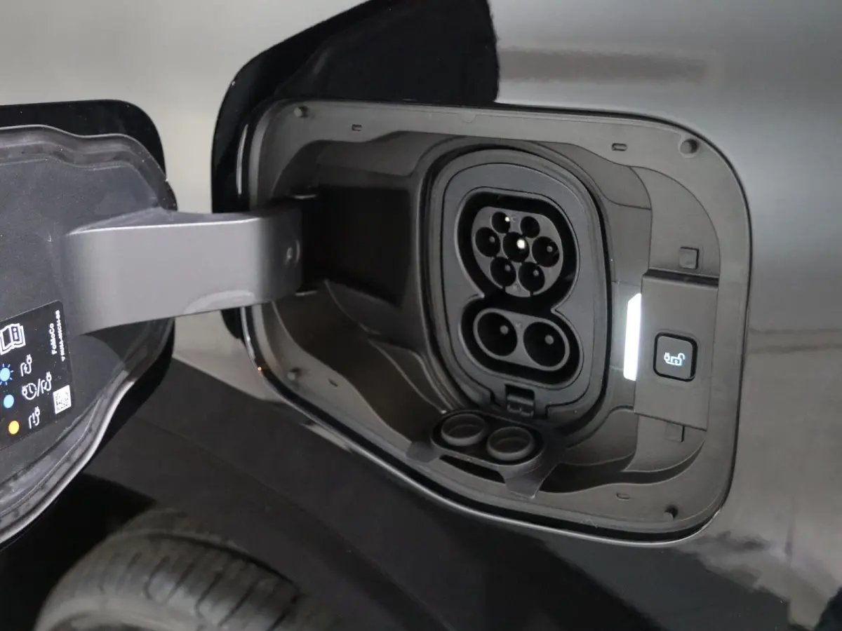 Trend 46 kWh PARKEERSENSOREN V+A, CARPLAY, CRUISE CONTROL, ACHTERUITRIJ CAMERA, 16'' RESERVEWIEL, LED LAADRUIMTEVERLICHTING , LAADVLOERBESCHERMING, RUBBER , TREKHAAK