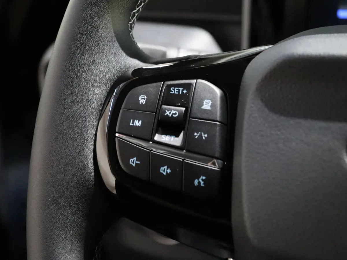Trend 46 kWh PARKEERSENSOREN V+A, CARPLAY, CRUISE CONTROL, ACHTERUITRIJ CAMERA, 16'' RESERVEWIEL, LED LAADRUIMTEVERLICHTING , LAADVLOERBESCHERMING, RUBBER , TREKHAAK