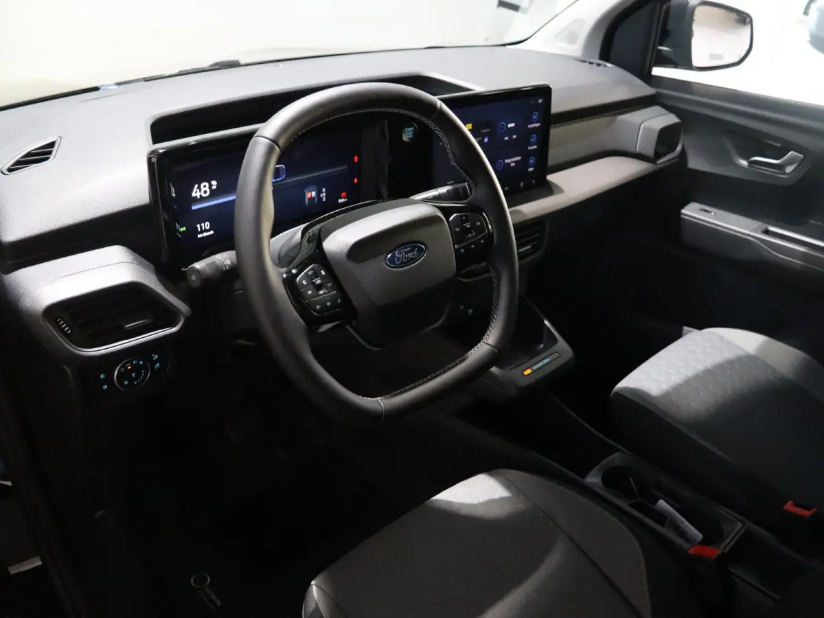 Trend 46 kWh PARKEERSENSOREN V+A, CARPLAY, CRUISE CONTROL, ACHTERUITRIJ CAMERA, 16'' RESERVEWIEL, LED LAADRUIMTEVERLICHTING , LAADVLOERBESCHERMING, RUBBER , TREKHAAK