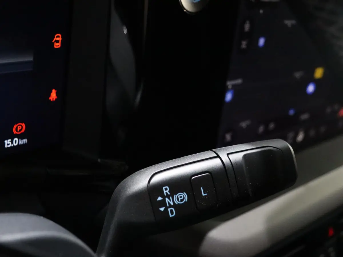 Trend 46 kWh PARKEERSENSOREN V+A, CARPLAY, CRUISE CONTROL, ACHTERUITRIJ CAMERA, 16'' RESERVEWIEL, LED LAADRUIMTEVERLICHTING , LAADVLOERBESCHERMING, RUBBER , TREKHAAK