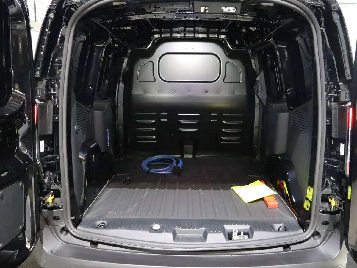 Trend 46 kWh PARKEERSENSOREN V+A, CARPLAY, CRUISE CONTROL, ACHTERUITRIJ CAMERA, 16'' RESERVEWIEL, LED LAADRUIMTEVERLICHTING , LAADVLOERBESCHERMING, RUBBER , TREKHAAK