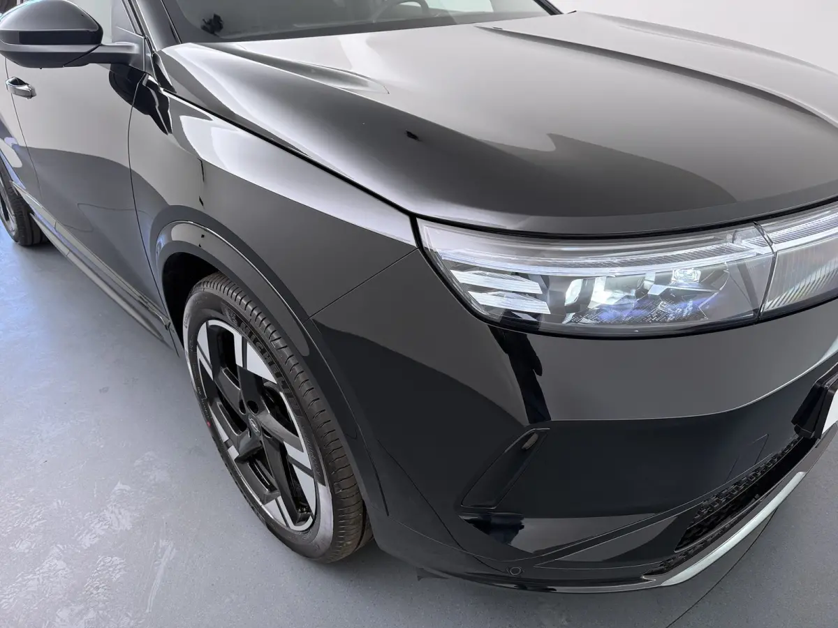 Business Edition 73 kWh | VOL OPTIES! | 20" Lichtmetalen velgen, Diamond Cut | Achteruitrijcamera | Draadloze telefoonlader (Inductie) VOL OPTIES!