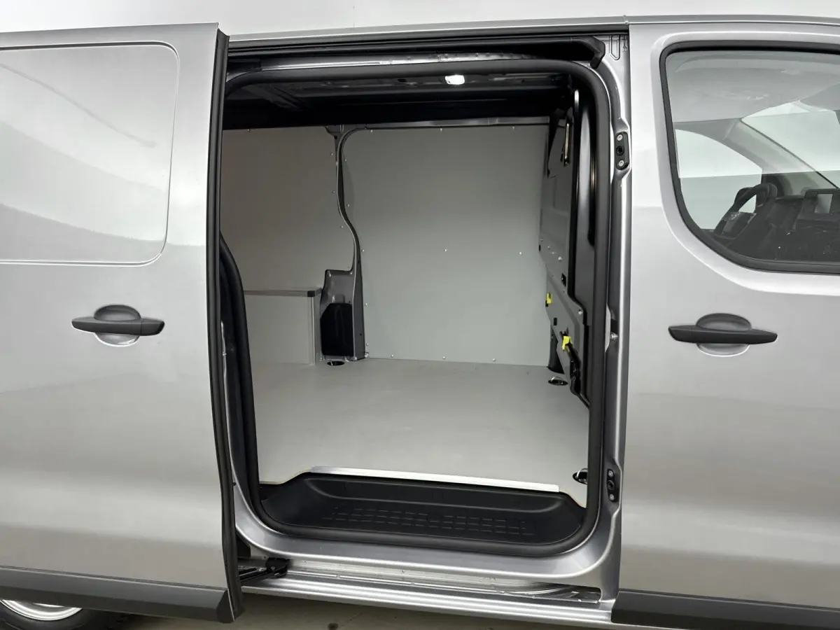 Electric L3 136pk 75 kWh | NIEUW | USB | Volledig Afwerking Laadruimte | 3 Zits | Airco