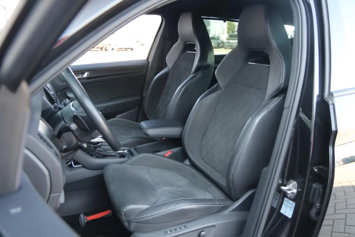 1.5 TSI 150pk DSG Sportline Business | Achteruitrijcamera | Stoelverwarming | Navigatie
