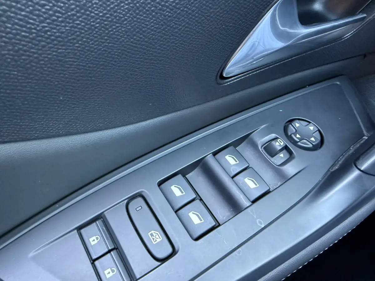 BWJ 2023 1.2 131 PK PureTech Allure TREKHAAK | FULL LED | HALF LEDER | KEYLESS | 360 CAMERA | CARPLAY + ANDROID | NAVI | CLIMA | CRUISE | LMV | PDC