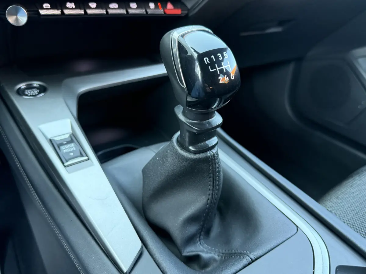 BWJ 2023 1.2 131 PK PureTech Allure TREKHAAK | FULL LED | HALF LEDER | KEYLESS | 360 CAMERA | CARPLAY + ANDROID | NAVI | CLIMA | CRUISE | LMV | PDC