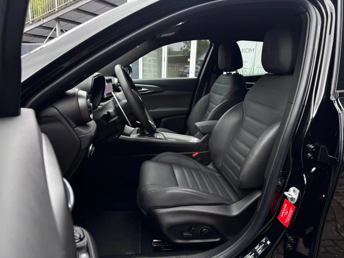 1.5T Hybrid Veloce | Leder + Memory | Alfa dealer onderhouden | Harman/Kardon | 360 Camera | Winter Pack