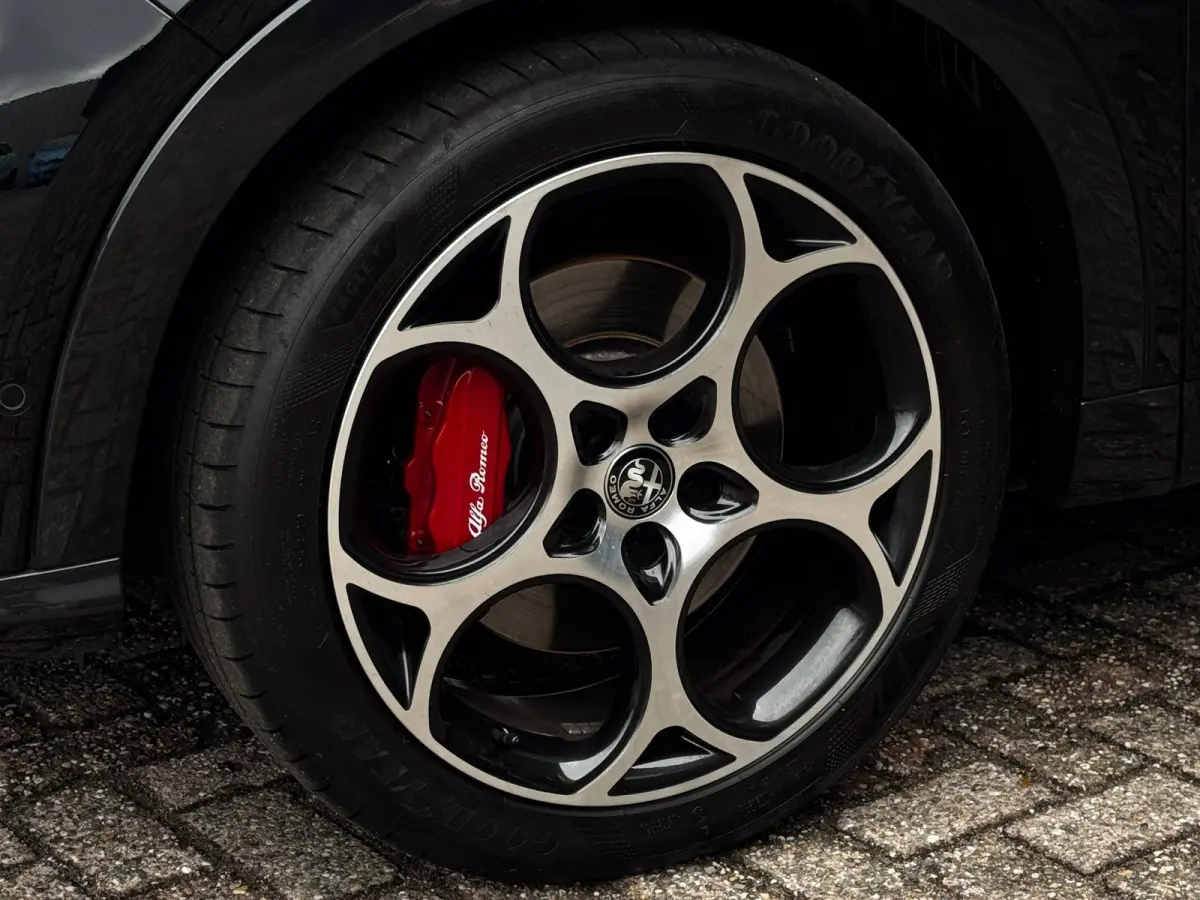 1.5T Hybrid Veloce | Leder + Memory | Alfa dealer onderhouden | Harman/Kardon | 360 Camera | Winter Pack