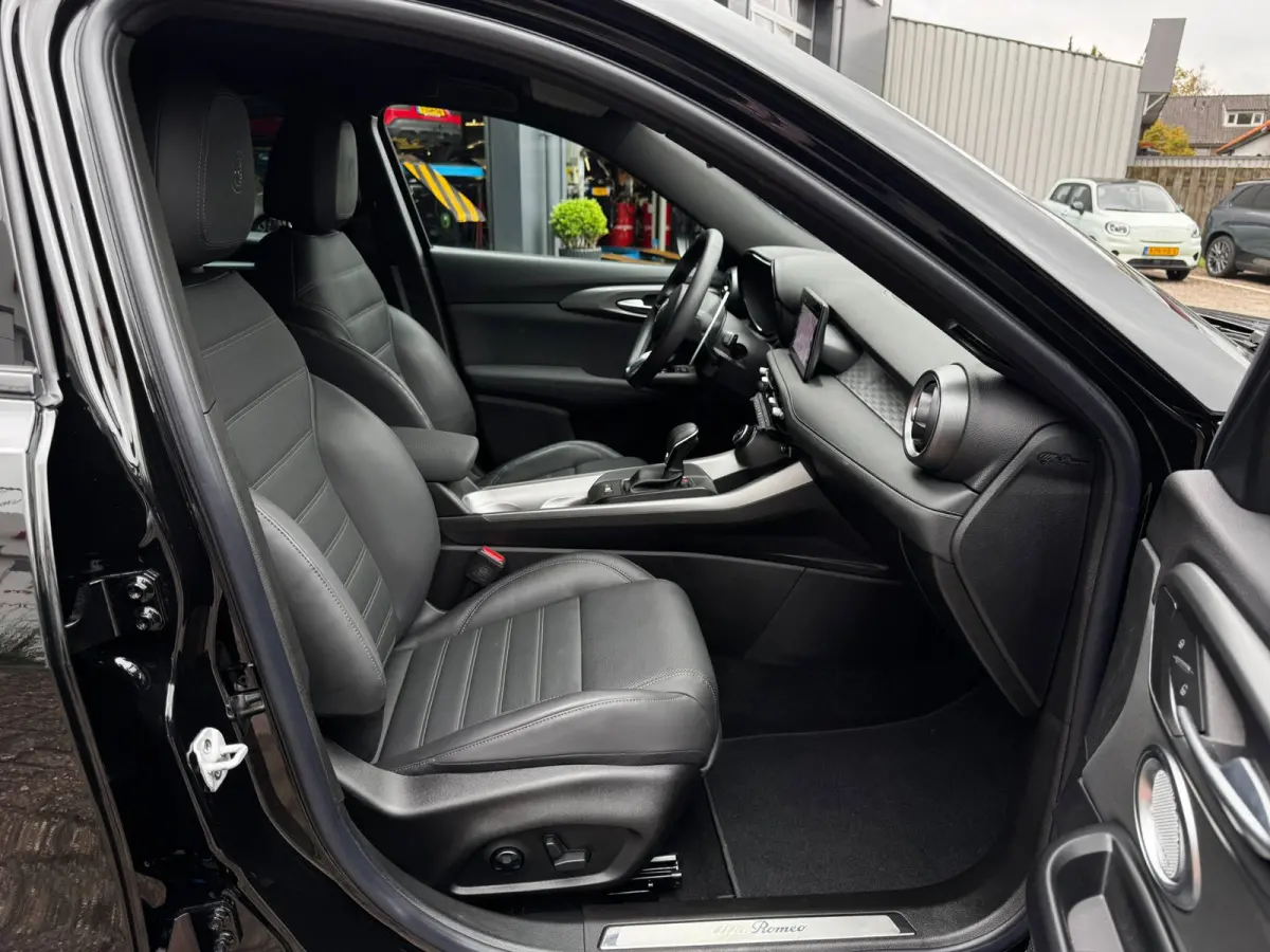 1.5T Hybrid Veloce | Leder + Memory | Alfa dealer onderhouden | Harman/Kardon | 360 Camera | Winter Pack