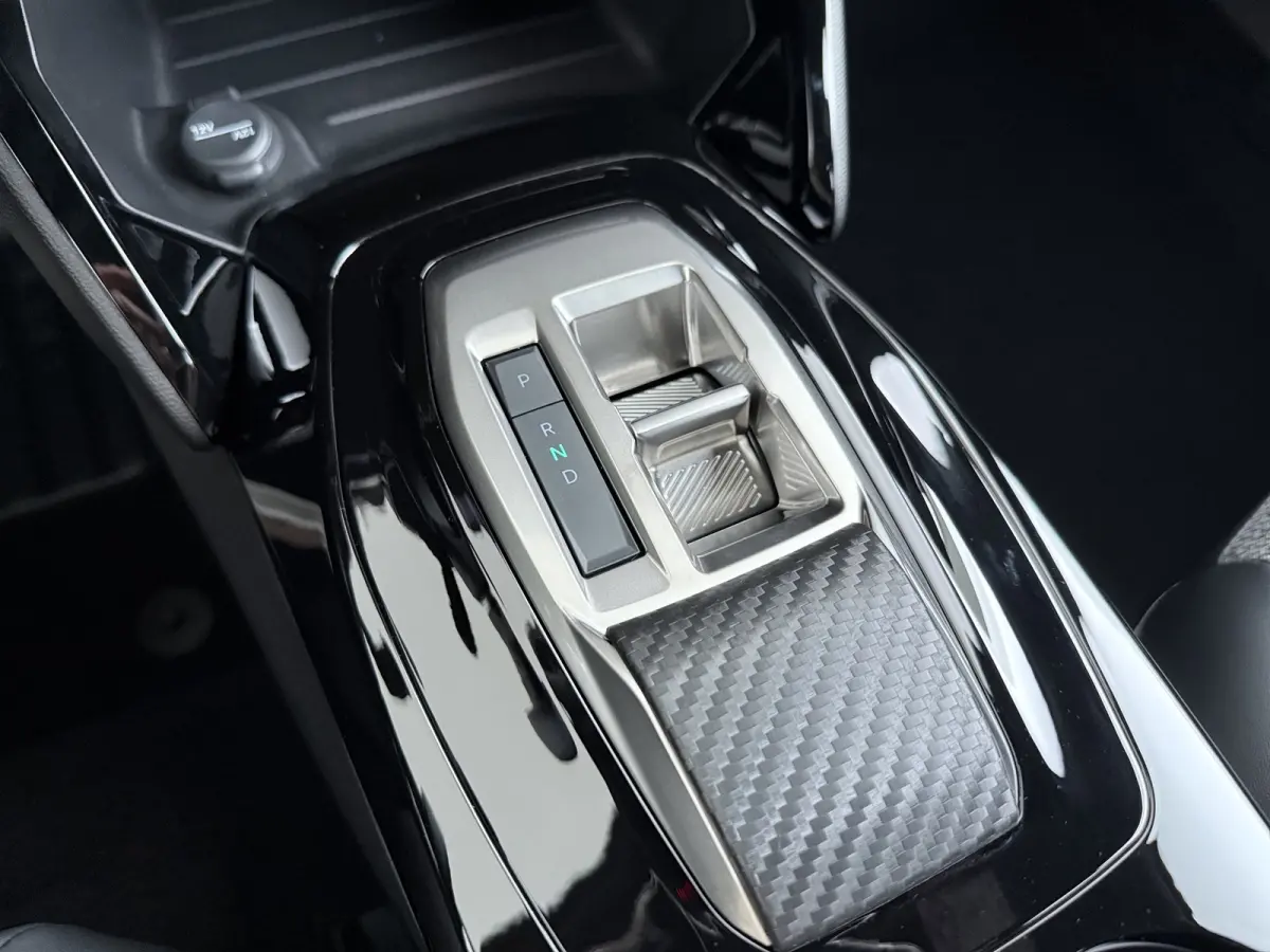 Allure | Active Safety Brake met camera en radar (automatisch noodremsysteem) met Distance Alert (waarschuwing dreigende aanrijding) | Advanced Active Safety Brake met camera en radar | Clim