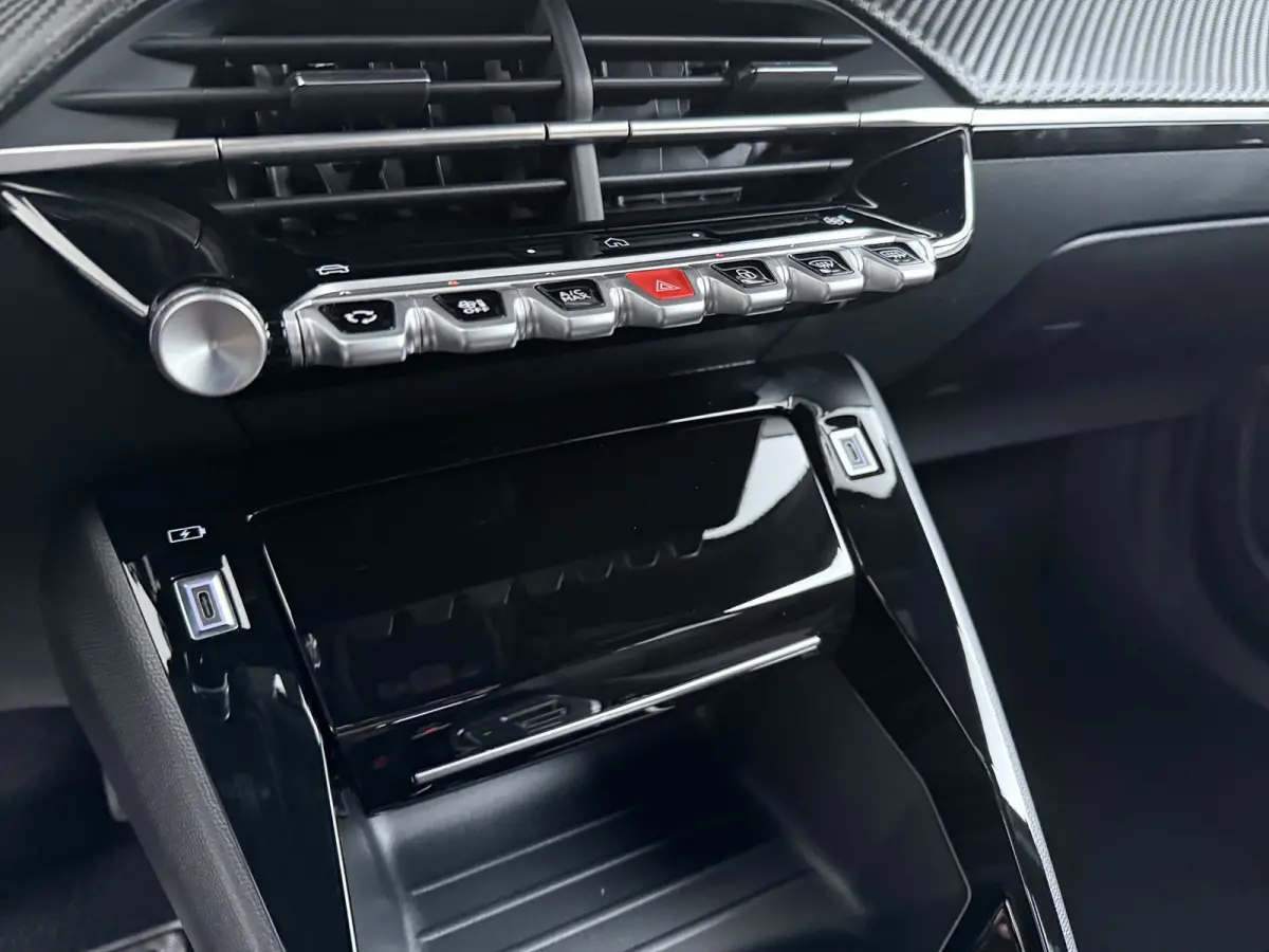 Allure | Active Safety Brake met camera en radar (automatisch noodremsysteem) met Distance Alert (waarschuwing dreigende aanrijding) | Advanced Active Safety Brake met camera en radar | Clim