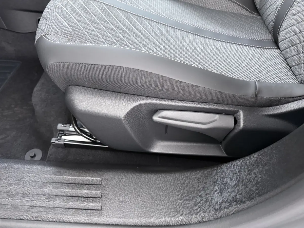 Allure | Active Safety Brake met camera en radar (automatisch noodremsysteem) met Distance Alert (waarschuwing dreigende aanrijding) | Advanced Active Safety Brake met camera en radar | Clim