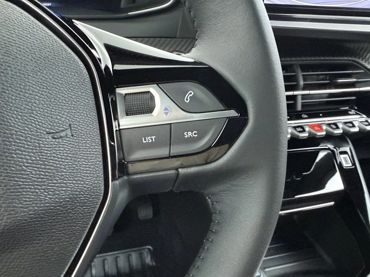 Allure | Active Safety Brake met camera en radar (automatisch noodremsysteem) met Distance Alert (waarschuwing dreigende aanrijding) | Advanced Active Safety Brake met camera en radar | Clim