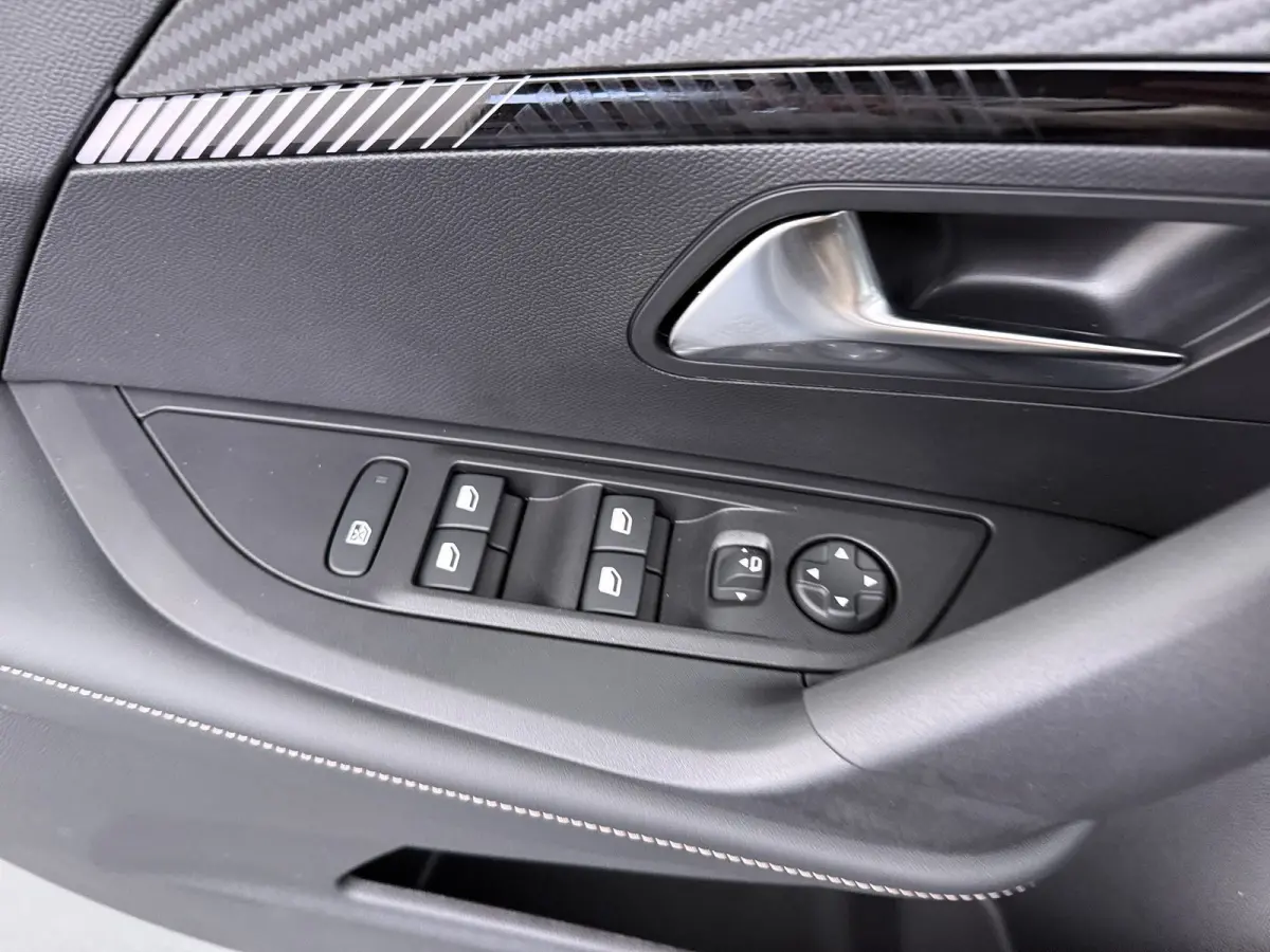 Allure | Active Safety Brake met camera en radar (automatisch noodremsysteem) met Distance Alert (waarschuwing dreigende aanrijding) | Advanced Active Safety Brake met camera en radar | Clim
