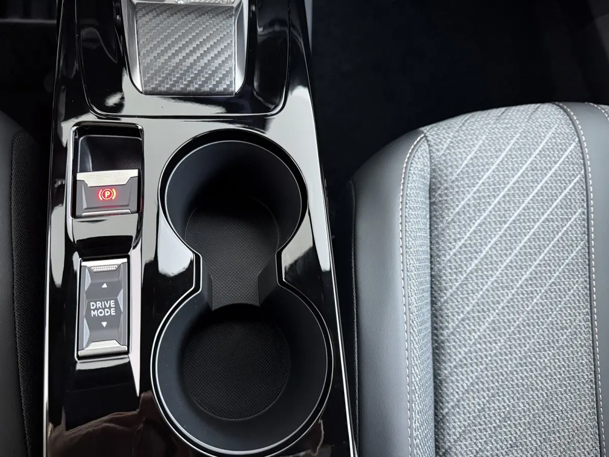 Allure | Active Safety Brake met camera en radar (automatisch noodremsysteem) met Distance Alert (waarschuwing dreigende aanrijding) | Advanced Active Safety Brake met camera en radar | Clim