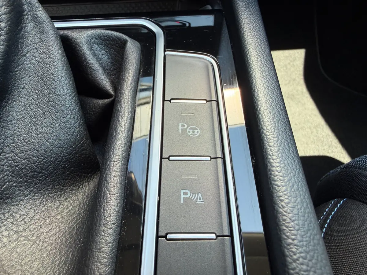 1.4 TSI PHEV GTE * AUTOMAAT * Parkeercamera * Massage * Keyless *