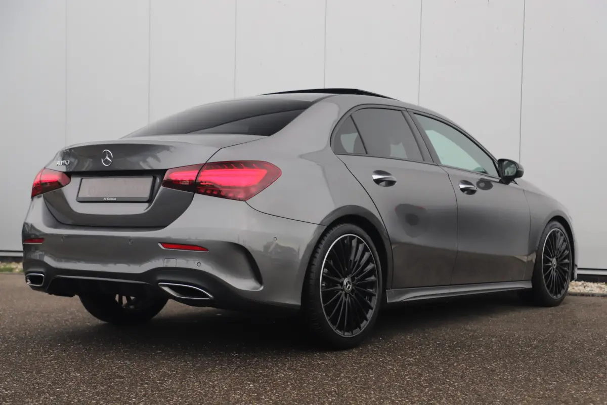 180 AMG Line Night Pakket Automaat Panoramadak 19 inch Keyless Sfeerverlichting Burmester Carplay Navigatie Camera Half Leder Stoelverwarming NAP! Dealer onderhouden!