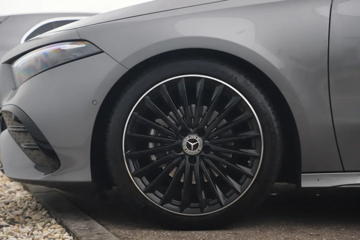 180 AMG Line Night Pakket Automaat Panoramadak 19 inch Keyless Sfeerverlichting Burmester Carplay Navigatie Camera Half Leder Stoelverwarming NAP! Dealer onderhouden!