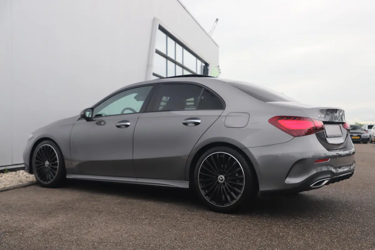 180 AMG Line Night Pakket Automaat Panoramadak 19 inch Keyless Sfeerverlichting Burmester Carplay Navigatie Camera Half Leder Stoelverwarming NAP! Dealer onderhouden!