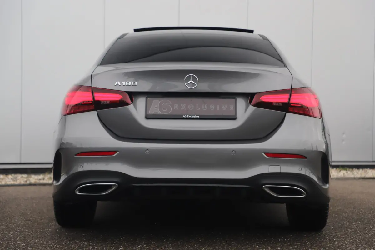 180 AMG Line Night Pakket Automaat Panoramadak 19 inch Keyless Sfeerverlichting Burmester Carplay Navigatie Camera Half Leder Stoelverwarming NAP! Dealer onderhouden!