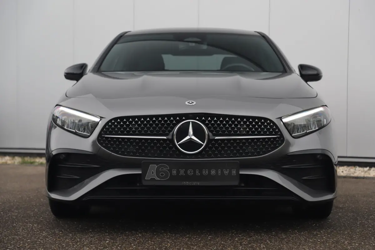 180 AMG Line Night Pakket Automaat Panoramadak 19 inch Keyless Sfeerverlichting Burmester Carplay Navigatie Camera Half Leder Stoelverwarming NAP! Dealer onderhouden!