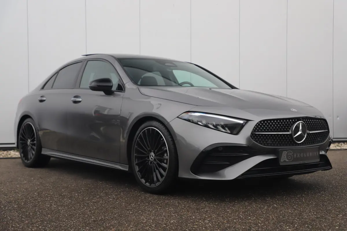 180 AMG Line Night Pakket Automaat Panoramadak 19 inch Keyless Sfeerverlichting Burmester Carplay Navigatie Camera Half Leder Stoelverwarming NAP! Dealer onderhouden!