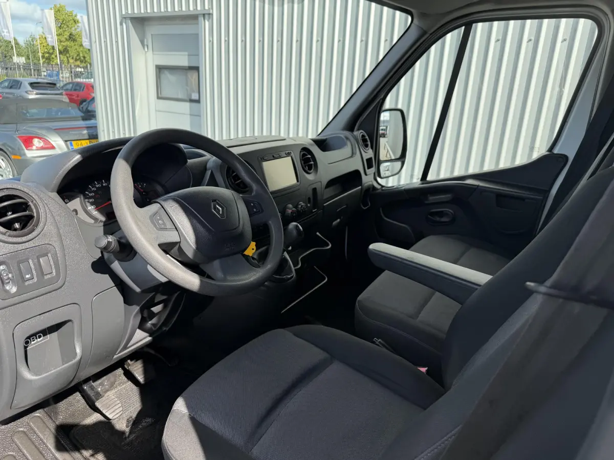 T35 2.3 dCi L4H3 DL*A/C*CRUISE*3-P*HAAK*3500KG*