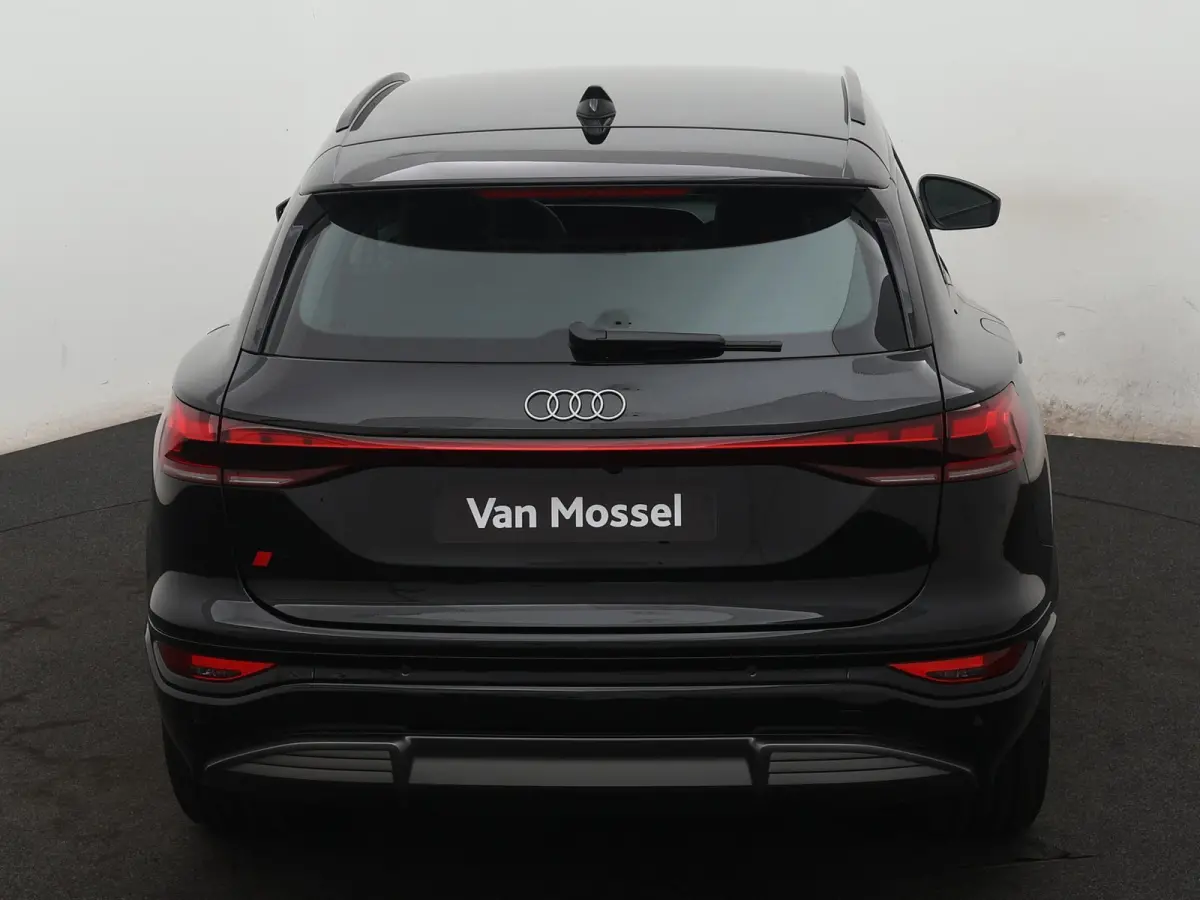 Advanced edition performance 100 kWh 306 PK | Navigatie | Omgevingscamera’s | Elektrisch instelbare stoelen | MMI Bijrijdersscherm | Leder-kunstlederen sportstoelen | Matrix Ledkoplampen| 