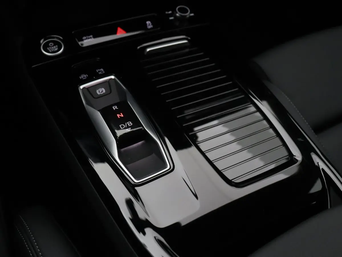 Advanced edition performance 100 kWh 306 PK | Navigatie | Omgevingscamera’s | Elektrisch instelbare stoelen | MMI Bijrijdersscherm | Leder-kunstlederen sportstoelen | Matrix Ledkoplampen| 
