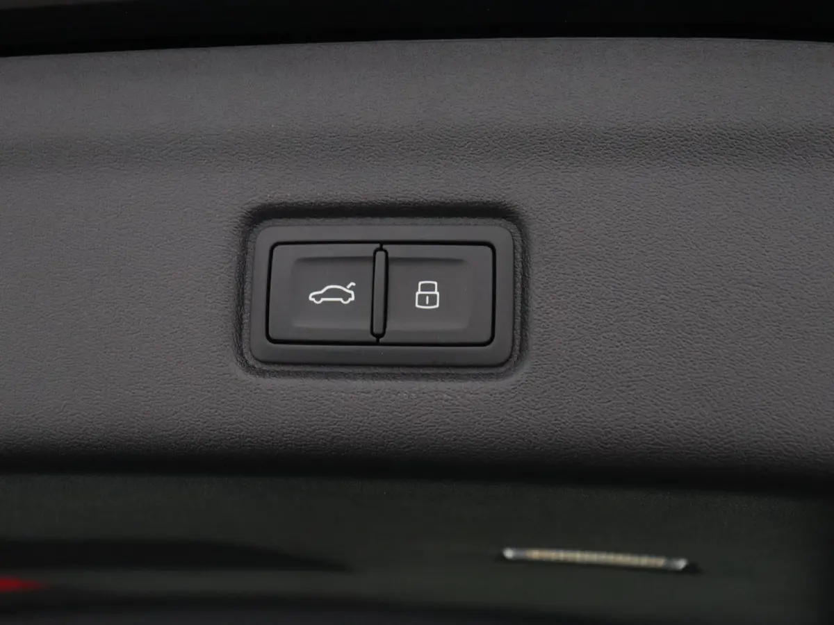 Advanced edition performance 100 kWh 306 PK | Navigatie | Omgevingscamera’s | Elektrisch instelbare stoelen | MMI Bijrijdersscherm | Leder-kunstlederen sportstoelen | Matrix Ledkoplampen| 